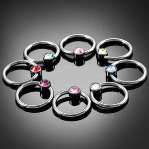 Anneaux de <span class=keywords><strong>piercing</strong></span> en titane ASTM F136 personnalisés en gros, anneau à bille captive plat serti de bijoux, anneaux de poitrine, anneaux multi-usages - Product Image 3