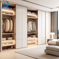 Meubles de luxe sur mesure pour dressing moderne avec aménagement de rangement personnalisé pour les intérieurs de suites d'hôtel