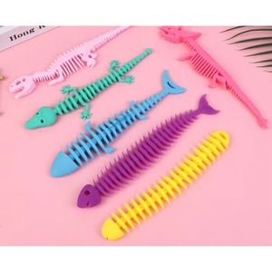 Bracelet extensible en forme de vertèbre de dinosaure ou de requin, jouet sensoriel fantaisie en TPR, jouet anti-stress, vente en gros pour enfants - Product Image 1