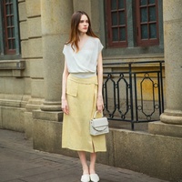 Chemisier blanc pour femme, col en V, tricoté, à manches courtes, devant croisé, ourlet côtelé, style minimaliste, pour le bureau ou décontracté