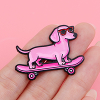 Broche émaillée mignonne Teckel, épinglette chien de dessin animé, badges pour sac à dos, accessoires vestimentaires, bijoux animaux, cadeau pour amis