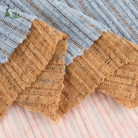 Personnalisable 180g antistatique écologique Jacquard tricot tissu 100% polyester ajouré rayure conception vêtements pour femmes châles