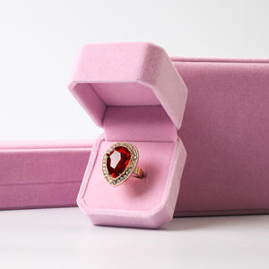 Joyero de franela suave <span class=keywords><strong>rosa</strong></span> y negro pequeño de lujo con logotipo personalizado, estuche de embalaje de regalo, collar de terciopelo, anillo ranurado en relieve rígido - Product Image 4