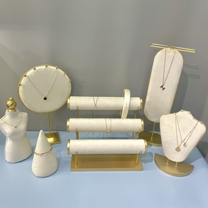 Présentoir de Luxe Beige en Microfibre pour Bijoux avec Support Métallique Doré, Buste pour Colliers, Présentoir en T pour Bracelets, Cones pour Bagues, Vitrine de Boutique - Product Image 1