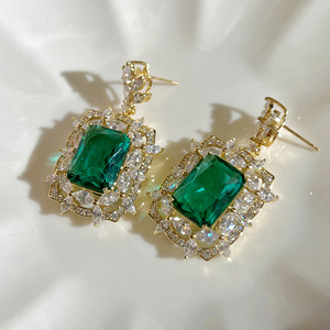 Orecchini pendenti con zirconi verdi per donna, gioielli vintage eleganti per matrimoni e feste - Product Image 5