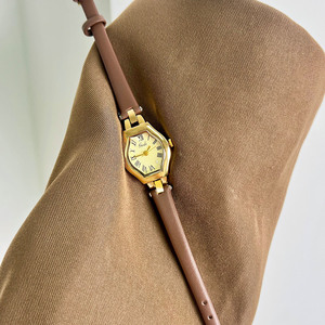Reloj de Cuarzo con Esfera Dorada Romana, Estilo Vintage Francés, Correa de Cuero Negra Delgada, Resistente al Agua y Elegante para Cualquier Ocasión - Product Image 4