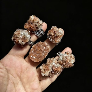 Bague en grappe d'aragonite naturelle, bijou artisanal en cristal brut irrégulier - Product Image 1