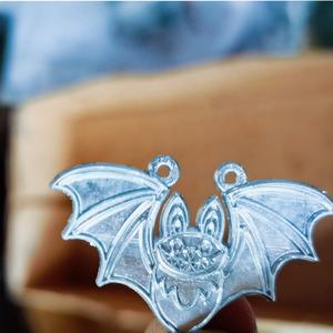 バットシェイプネックレスエナメルピンカスタムファッションオーナメントラペルピン工場価格 - Product Image 2