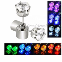Pendientes a la moda de circonia cúbica, de acero quirúrgico, con luz LED, con cierre de tuerca, 7mm