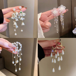 Boucles d'oreilles pendantes de luxe vintage pour femme, en alliage, avec strass, perles et fleurs à longues pampilles, style mode haut de gamme - Product Image 2