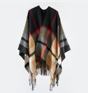 Chal de rejilla con capa sobre él, chal con flecos y bloques de color para otoño e invierno, que proporciona calor - Product Image 1