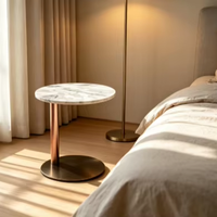 Table console de luxe en marbre avec structure en métal or rose, base sur piétement moderne, facile à nettoyer, meuble de salon