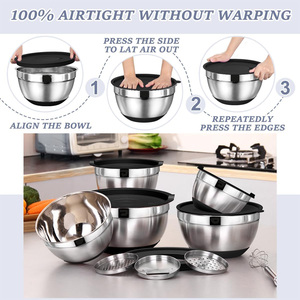 Set di 8 Ciotole Impilabili in <span class=keywords><strong>Acciaio</strong></span> Inox <span class=keywords><strong>con</strong></span> Coperchi Ermetici, 3 Grattugie e Basi Antiscivolo per Cucina - Product Image 5