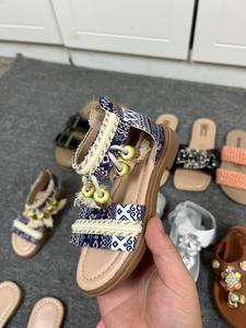 صنادل بناتي أنيقة ورخيصة من المصنع بتصميم صيفي عصري جديد، شباشب مقاومة للانزلاق وأحذية شاطئ متوفرة للبيع بالجملة - Product Image 4