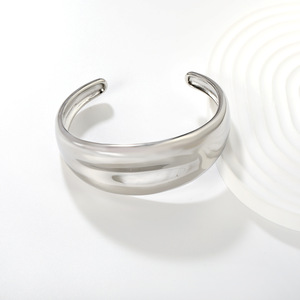 Bracelet ouvert géométrique en acier inoxydable plaqué or 18 carats, surface lisse, pour femmes - Product Image 3