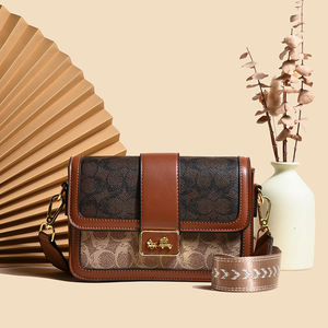 Sac messager en PU imprimé de haute qualité pour femmes. Design carré compact, adapté à diverses utilisations.598 - Product Image 1