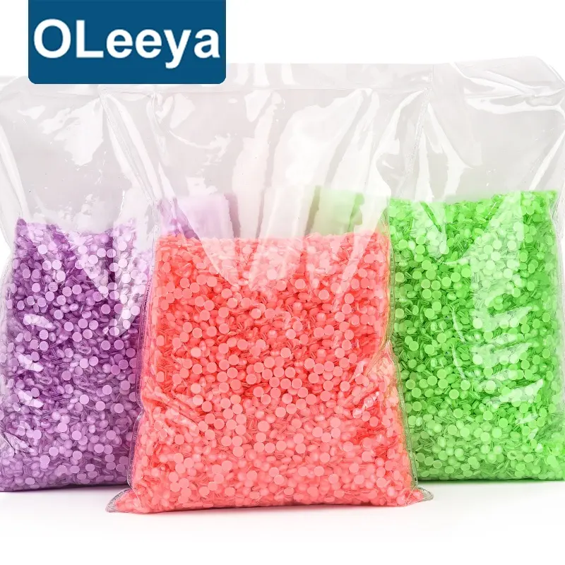 OLeeya工場卸売高品質ホットフィックスクリスタルキャンディーカラーアイアンオンラインストーンガラスホットフィックスラインストーン洋服用