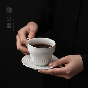 Ensemble tasse à café en céramique blanche avec soucoupe, forme ronde, style rétro luxueux pour le thé de l'après-midi, origine Dehua - Product Image 2
