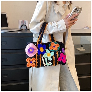 Sac pur <span class=keywords><strong>crochet</strong></span> à la main fini petit <span class=keywords><strong>livre</strong></span> rouge avec sac tissé en laine de <span class=keywords><strong>fleur</strong></span> sac à main à contraste de couleur - Product Image 4