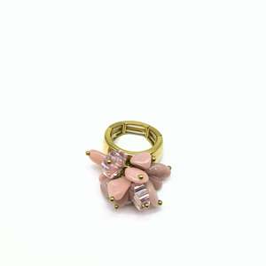 แหวนแฟชั่นชุบทอง PVD สแตนเลสสตีล 316L ทนทาน ดีไซน์ประดับด้วยหินสีชมพู - Product Image 1