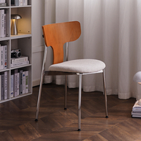 Chaise de salle à manger ergonomique empilable vintage, structure en acier inoxydable, dossier en bois massif, revêtement en cuir PU chinois, pour la maison et les restaurants