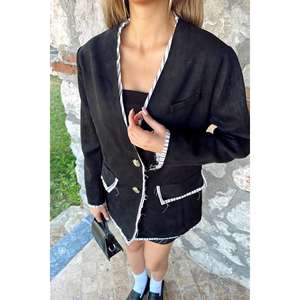 Chaqueta de mujer de gamuza negra con mangas largas y ribete a rayas. - Product Image 2