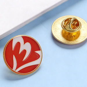 Ciondolo Distintivo Personalizzato in Metallo Smaltato Stile <span class=keywords><strong>Vintage</strong></span> Reale con Cavallo Bianco e Corona, Chiusura a Farfalla, Divertente Accessorio Regalo per Studenti - Product Image 3