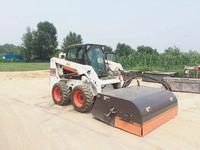 Kehraufsatz mit Hydrauliksystem für Kompaktlader, Integrierter Trichter & Selbstentleerung, Staubfreier Reiniger