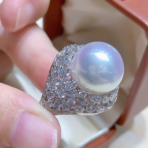 Anillo de Plata de Ley 925 de Lujo, con Perla Natural Redonda de 13-14 mm, Ligeramente Imperfecta, con un Brillo Deslumbrante, Incrustado con Diamante Móvil - Product Image 3