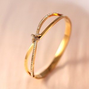 Bracelet de fiançailles simple pour femme en acier inoxydable avec breloque, plaqué or, design géométrique tendance, certifié par un tiers, marque XM - Product Image 4