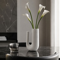 Vase en céramique blanche moderne en forme de U avec deux ouvertures, vase à fleurs minimaliste pour table, étagère ou centre de table dans le salon