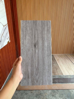 Revêtement de sol SPC LVT imperméable sur mesure, vente en gros d'usine, avec installation par clic, design moderne pour usage intérieur