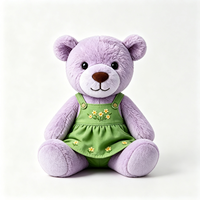 En gros Ours en peluche doux et câlin, adorable compagnon avec robe à bretelles vertes