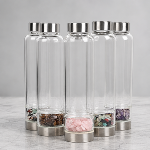 Bouteille d'eau élixir en cristal naturel infusé de pierres précieuses avec éclats d'améthyste et de quartz rose, 500 ml, avec bouchon paille et fonction de guérison - Product Image 1