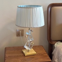 VH Lampe de table moderne de luxe en cristal pour chambre à coucher et hôtel Lampe de chevet décorative haut de gamme pour la maison Taille moyenne