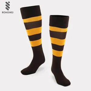 Venta al por mayor de la fábrica transpirable amarillo marrón a rayas calcetines de fútbol para los hombres