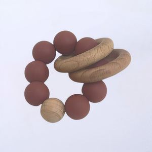 Anneau de dentition circulaire en bois et silicone écologique pour bébé, idéal pour les fêtes et les cadeaux. - Product Image 3