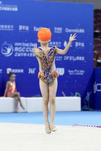 Ballons de gymnastique rythmique en caoutchouc YIJOY les plus vendus en 15 cm, 17 cm et 18,5 cm, adaptés à l'entraînement et aux compétitions. - Product Image 4