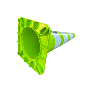Cono de seguridad de PVC de 700 mm (28 pulgadas) con alta reflectividad, cono de advertencia de plástico para seguridad vial. - Product Image 2