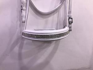 บังเหียนม้าสีขาวแบบดีลักซ์ พร้อมประดับคริสตัลที่สายรัดจมูกและสายคาดหน้า มีหลายสีและหลายขนาด - Product Image 4