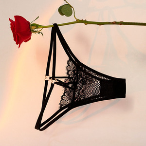 Tanga de encaje floral transparente sexy para mujer al por mayor con tirantes finos, decoración de anillo de metal en forma de corazón, diseño hueco, cintura baja, lencería tipo G-string para mujer - Product Image 1