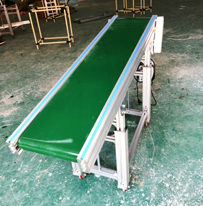 حزام ناقل مائل من البي في سي غير قابل للانزلاق وآمن للطعام مع قادوس يستخدم للبيض والبطاطس والحبوب واللحوم والخضروات المخبوزة - Product Image 1