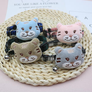 ¡Tendencia! Adorables collares para mascotas con dibujos de cabeza de Tigre, universales para gatos y perros, versión elegante a cuadros - Product Image 1