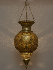 El contorno esférico clásico de la luz del techo baña las paredes circundantes con constelaciones agrupadas de luz puntillista - Product Image 4