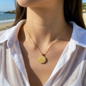 Collar con Colgante Redondo de Hierófanto en Latón Chapado en Oro con Circonita: Regalo Elegante, para Uso Diario y para Fiestas, para Mujer - Product Image 1