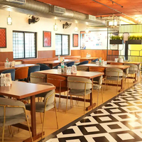 Ensemble table à manger moderne en bois sur mesure et chaises en velours avec banquette pour restaurant, café, bistrot, boutique