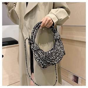 Nuevo estilo de moda para mujer, bolso Retro de nicho, bolso cruzado Popular de un solo hombro para Otoño e Invierno para damas - Product Image 4