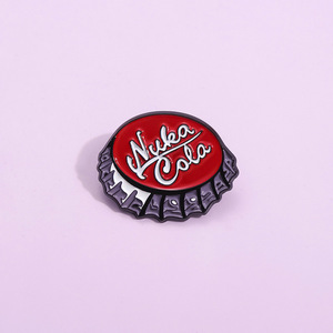 Quần áo sáng tạo Coca Mặt dây chuyền màu đỏ Trâm tùy chỉnh in kim loại huy hiệu ngoại vi bức xạ Coke nắp chai tính năng trang trí - Product Image 2