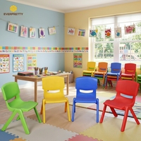 Chaise en plastique empilable de qualité commerciale, moulée par injection monobloc, gain de place, idéale pour les églises, les salles de réception, les banquets et les événements.