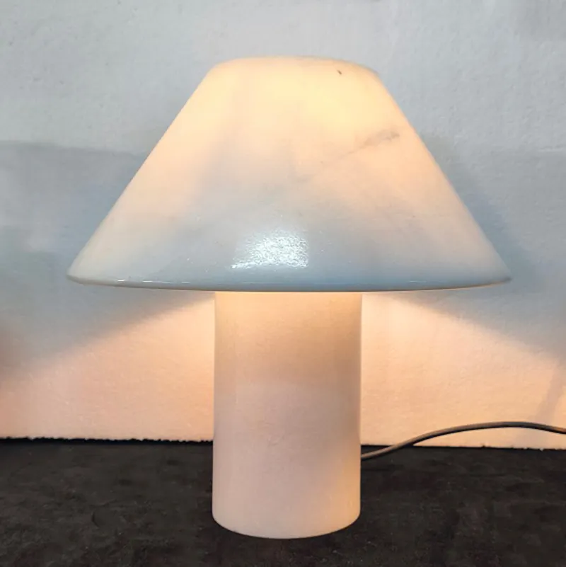 Lampe de table décorative d'intérieur de luxe pour chambre à coucher en marbre champignon Carrare Lampe de table de chevet en marbre blanc moderne